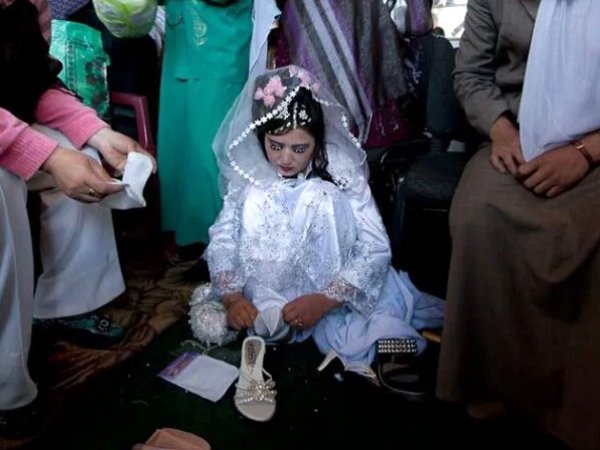 В Афганистане 60-летний имам женился на 6-летней девочке