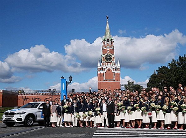Медведев вручил призерам Олимпиады автомобили BMW российской сборки