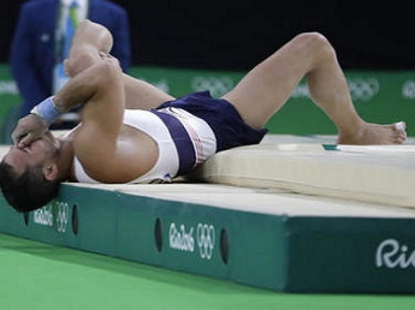 Французский гимнаст, получивший перелом ноги в Рио, упал с носилок (ВИДЕО)