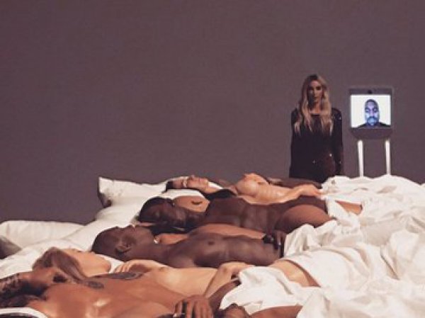 Ким Кардашьян выложила в Инстаграм ФОТО 12 голых звезд в одной постели