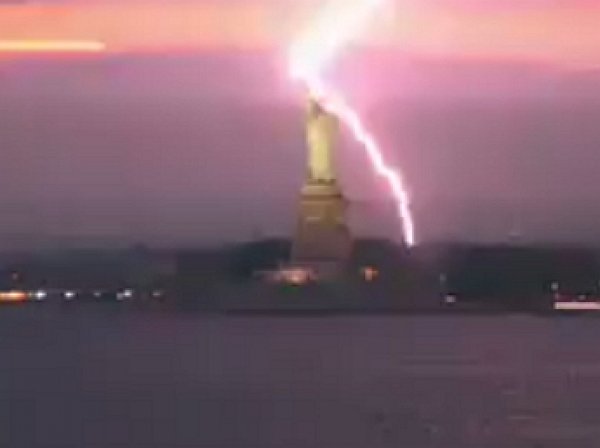 В Нью-Йорке молния ударила в статую Свободы