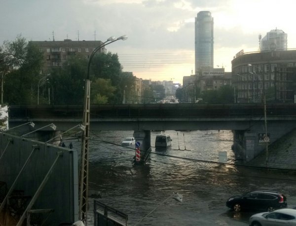 Ливень в Екатеринбурге 14 августа 2016: в городе из-за наводнения провалился асфальт (ФОТО, ВИДЕО)