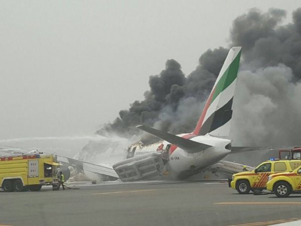 Пассажирский самолет загорелся в аэропорту Дубая: опубликовано ФОТО и ВИДЕО