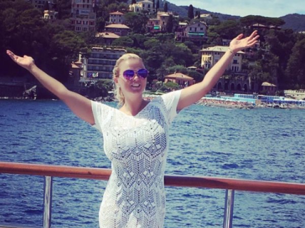 Анна Семенович в Инстаграм заявила, что смирилась со своей полнотой и любовью к выпивке (ФОТО)