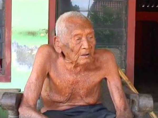 В Индонезии найден старейший житель земли возрастом 145 лет (ВИДЕО)
