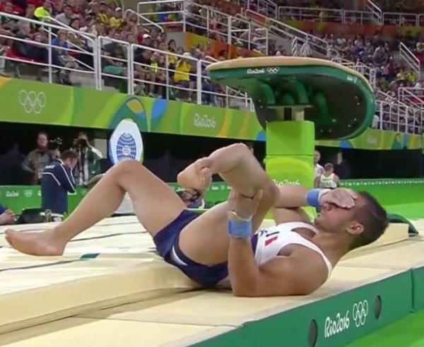 Французский гимнаст Самир Аит Саид сломал ногу после опорного прыжка (ВИДЕО)