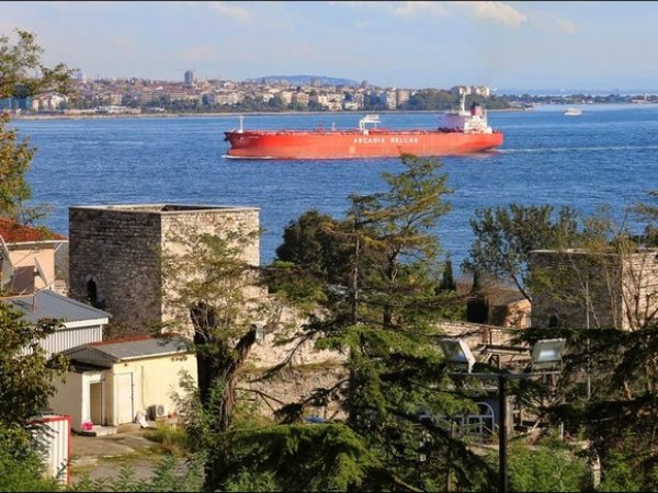 Катер столкнулся с сухогрузом в Босфорском проливе: три человека погибли