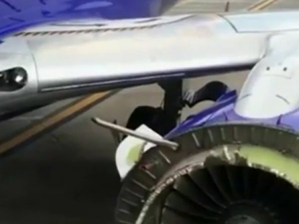 В США у самолета прямо во время полета взорвался двигатель (ВИДЕО)