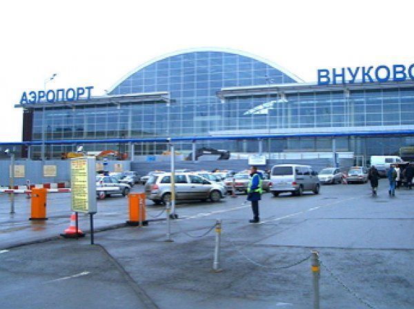 Потасовка опоздавших пассажиров во Внуково в офисе "Победы" попала на ВИДЕО