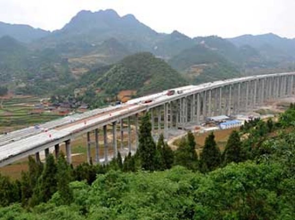 В Китае  построили самый высокий навесной мост в мире (ФОТО)