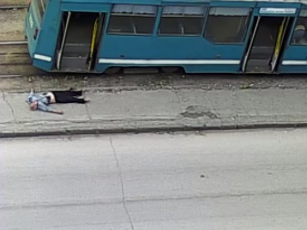 В Новосибирске водитель трамвая выбросил на улицу потерявшего сознание пассажира (ВИДЕО)