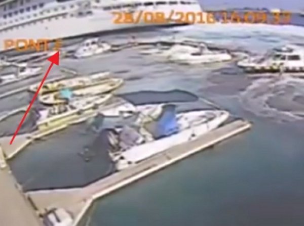 В Италии круизный лайнер случайном снес десятки яхт с их стоянок (ВИДЕО)