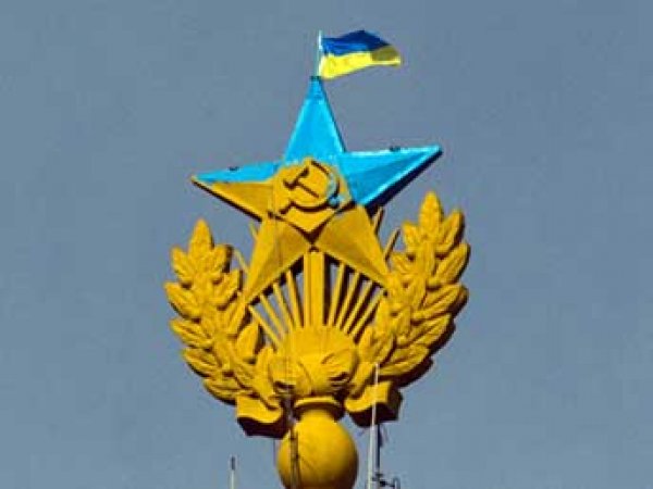 Покрасившим звезду на высотке в Москве руферам выплатят более 2 млн рублей компенсации