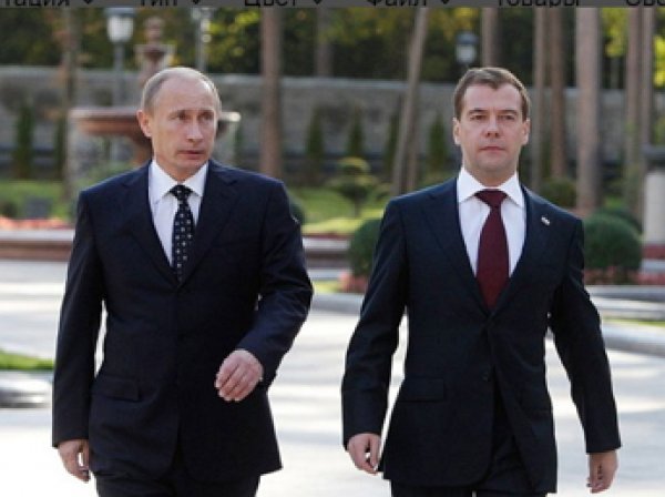 Путин поздравил Медведева с днем рождения картиной "В цеху"