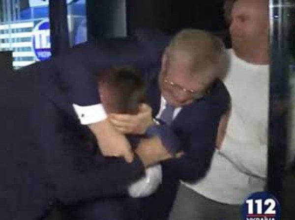 "Это тебе за Донбасс!": депутаты Рады подрались перед камерами (ВИДЕО)