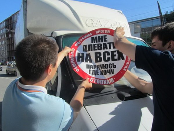 В Челябинске активисты «СтопХам» столкнули автомобиль с тротуара в обрыв (ФОТО)