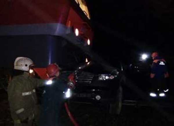 На Урале девушка на Infiniti протаранила локомотив на перегоне (ФОТО, ВИДЕО)