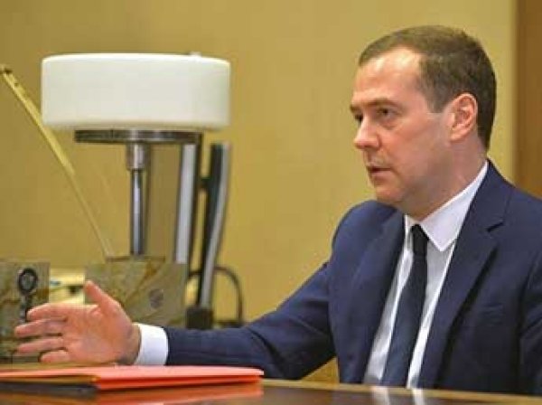 Медведев официально отдал приоритет российским товарам в госзакупках