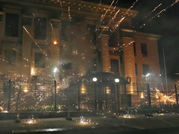 Обстрел российского посольства в Киеве попал на ВИДЕО