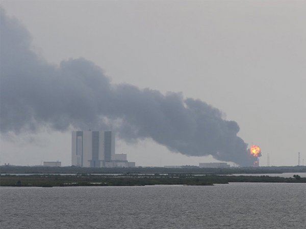Взрыв Falcon 9: ВИДЕО и ФОТО публикуют пользователи соцсетей