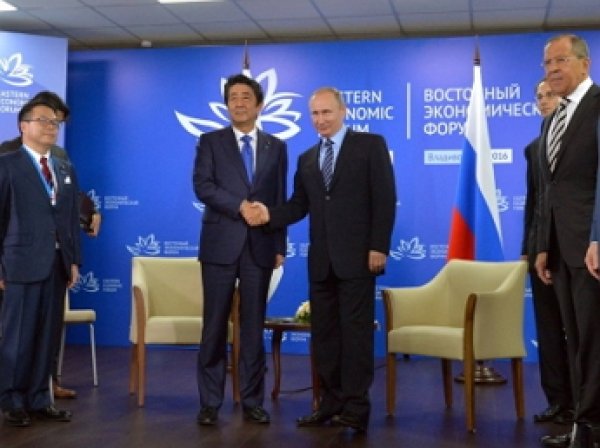 Премьер-министр Японии и Путин обменялись подарками военной тематики