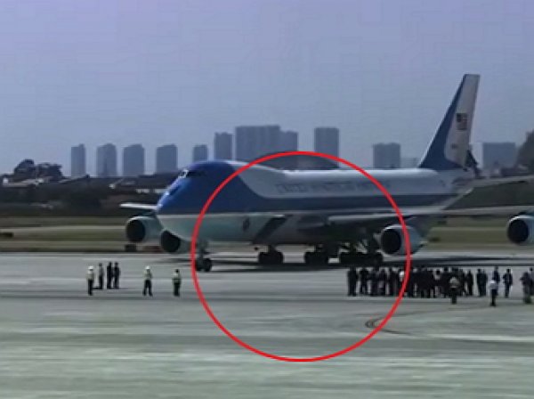Обаму встретили в аэропорту Китая без трапа и красной дорожки (ФОТО, ВИДЕО)