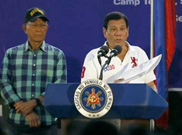 Президент Филиппин «послал к черту» ЕС и показал неприличный жест (ФОТО)