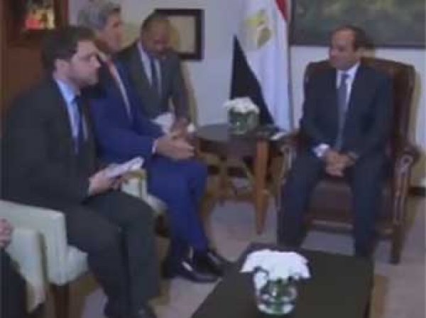 Охранник президента Египта обыскал Джона Керри и запретил снимать ВИДЕО встречи