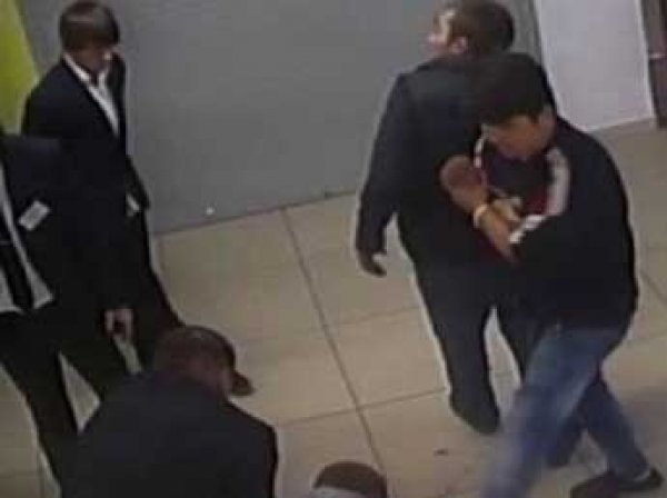 В Подмосковье грузчик до смерти забил укравшего водку мужчину (ВИДЕО)