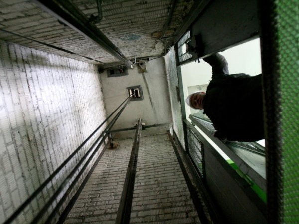 СМИ: жертвами падения лифта в Москве стали 5 человек