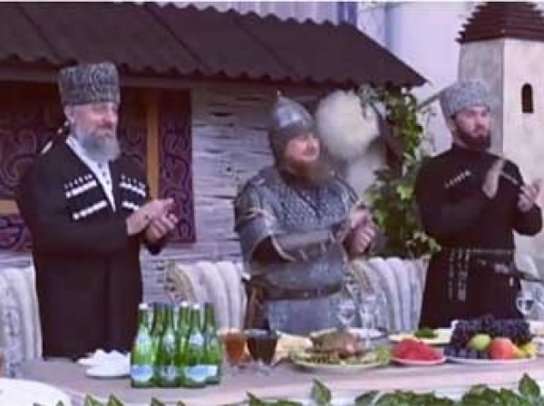 Сеть взорвало ВИДЕО с приема, на который Кадыров пришел в шлеме, с мечом и копьем