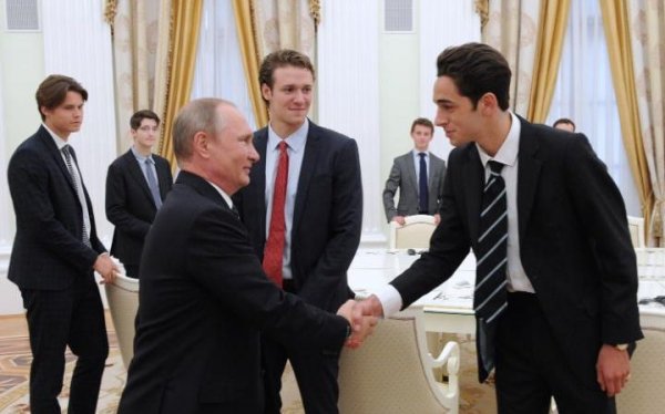 Британские СМИ узнали о тайной встрече Путина в Кремле со студентами Итонского колледжа  (ФОТО)