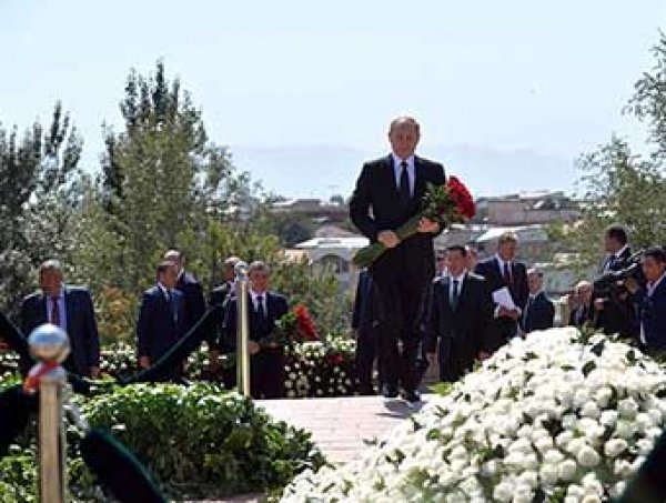 Путин почтил память Ислама Каримова в Самарканде (ВИДЕО)