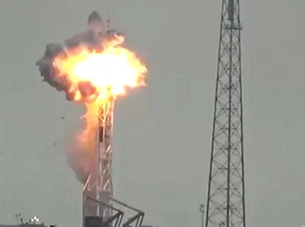 Момент взрыва ракеты Falcon 9 попал на видео