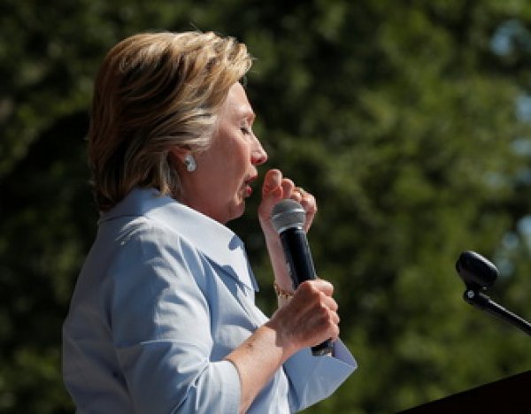 "Кто-то водит гвоздем по доске": Хиллари Клинтон испугала избирателей "голосом курильщика" (ВИДЕО)
