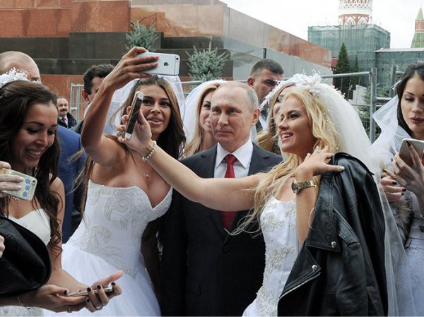 Соцсети разоблачили "невест Путина" после селфи на Красной площади (ФОТО, ВИДЕО)