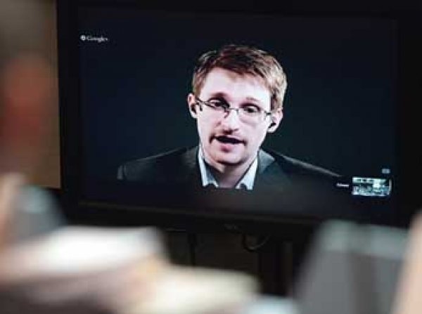 Безопасность в Сети: Сноуден советует заклеить пластырем камеру на личных компьютерах