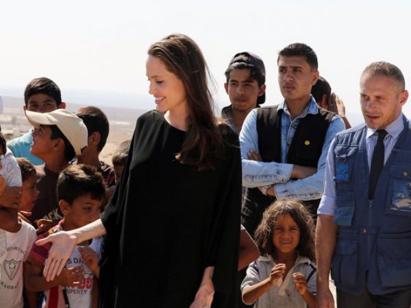 Скандал: Анджелина Джоли навестила детей-беженцев без нижнего белья (ФОТО)