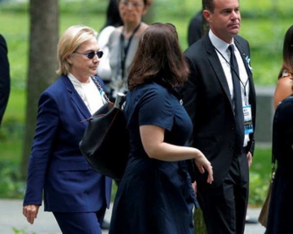 Клинтон упала в обморок на траурной церемонии в Нью-Йорке (ВИДЕО)