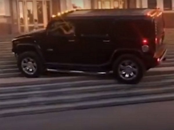 В Сети опубликовано видео, как лихач на Hummer проехался по лестнице здания МГУ