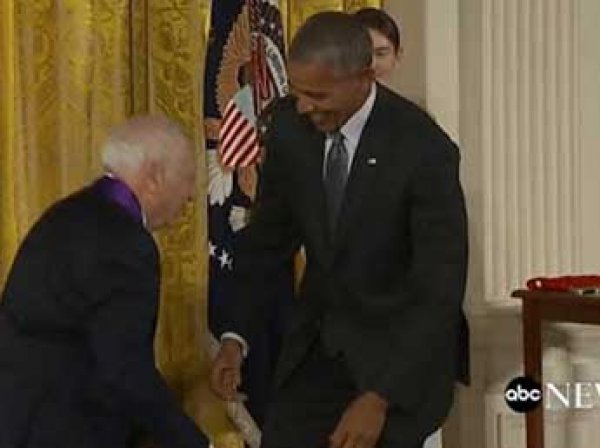 90-летний комик попытался снять с Обамы штаны перед камерой в Белом доме (ВИДЕО)