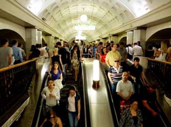 Задымление на станции "Цветной бульвар" вызвало сбои в работе метро (ВИДЕО)