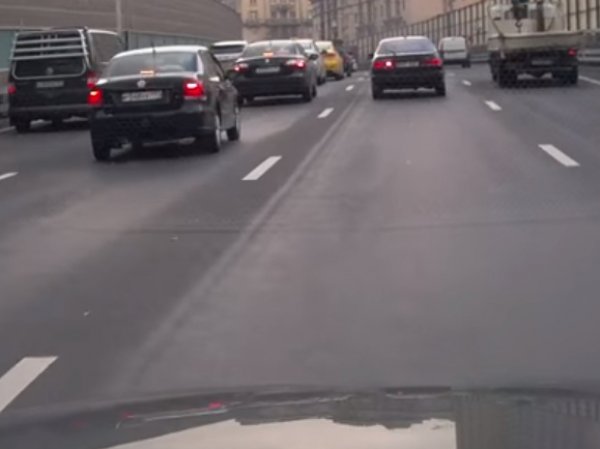 В Москве водителя оштрафовали за нарушение впереди ехавшей машины (ФОТО, ВИДЕО)