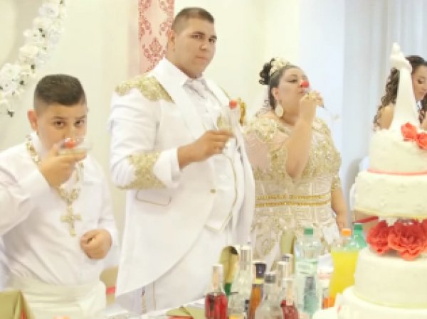 Youtube ВИДЕО цыганской свадьбы с дождем из золота и купюр стало хитом Сети