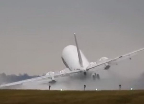 Youtube "взорвало" ВИДЕО посадки самолета в Праге при сильном ветре