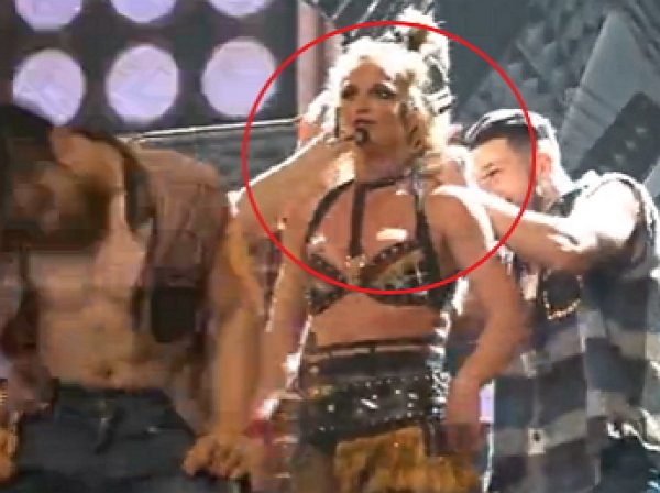Youtube ВИДЕО дня: у Бритни Спирс на концерте лопнул бюстгальтер
