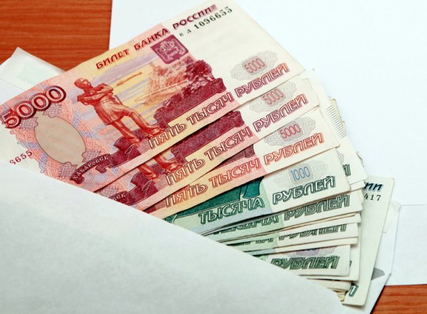 В Магнитогорске неизвестный "меценат" разбросал конверты с деньгами (ФОТО)