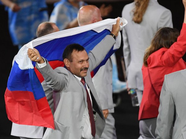 Пронесшему флаг России на Паралимпиаде-2016 белорусу подарят квартиру