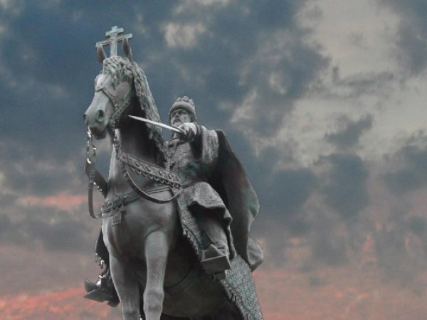 "Духота-то какая, темнота": на голову памятника Ивану Грозному в Орле надели мешок (ФОТО)