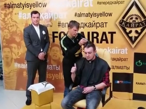 Андрей Аршавин побрил наголо казахстанского журналиста (ВИДЕО)